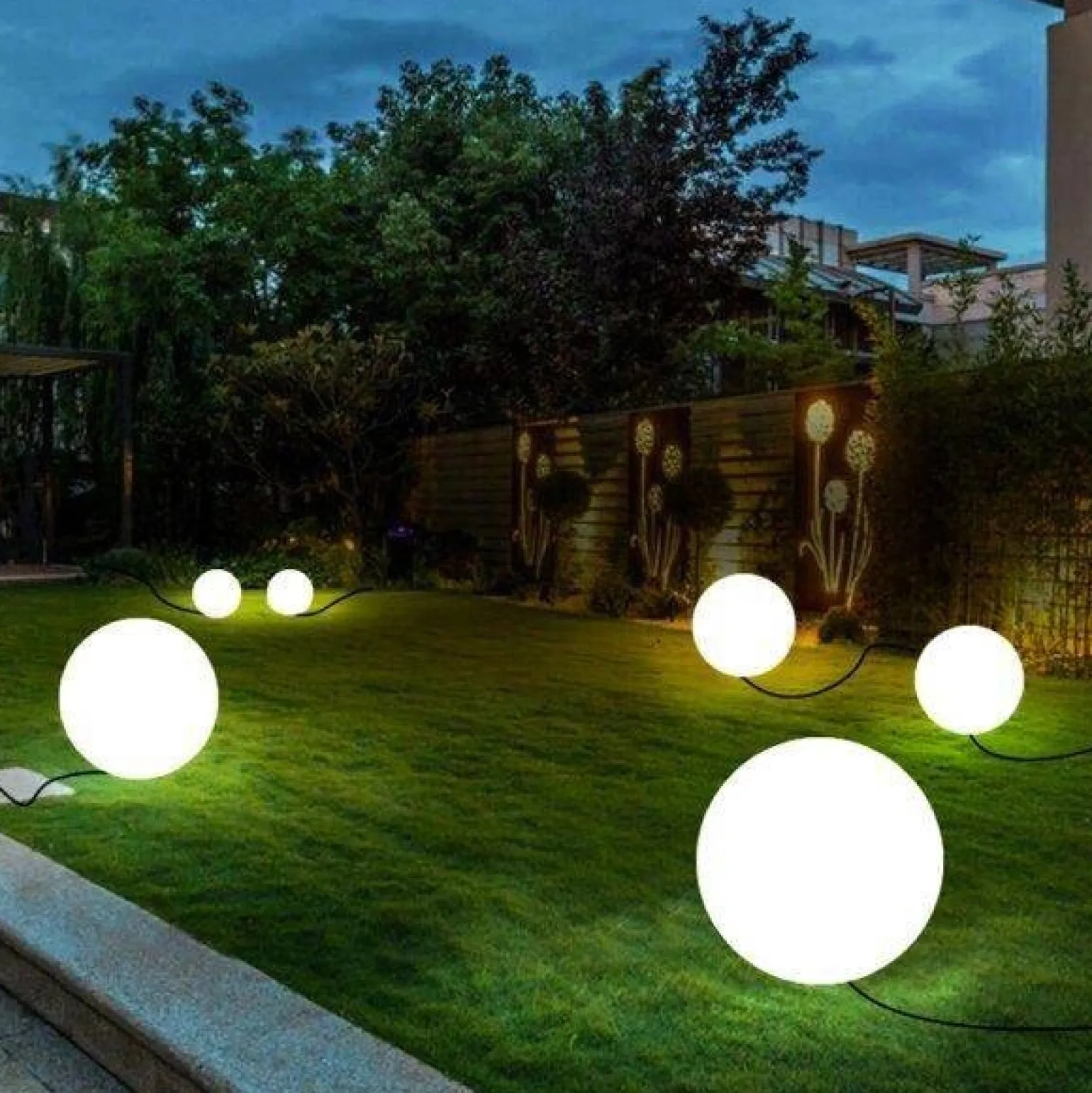 Biała lampa ogrodowa kula BALL 35 cm (ES-B035) - Step into Design