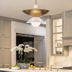 Duża lampa wisząca Saucer - 4 źródła światła - Postarzany mosiądz (QN-SAUCER-4P-L-AB-OPAL) - Quintiesse