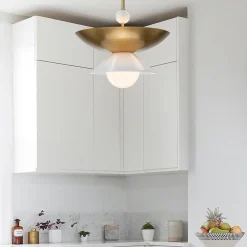 Duża lampa wisząca Saucer - 4 źródła światła - Postarzany mosiądz (QN-SAUCER-4P-L-AB-OPAL) - Quintiesse