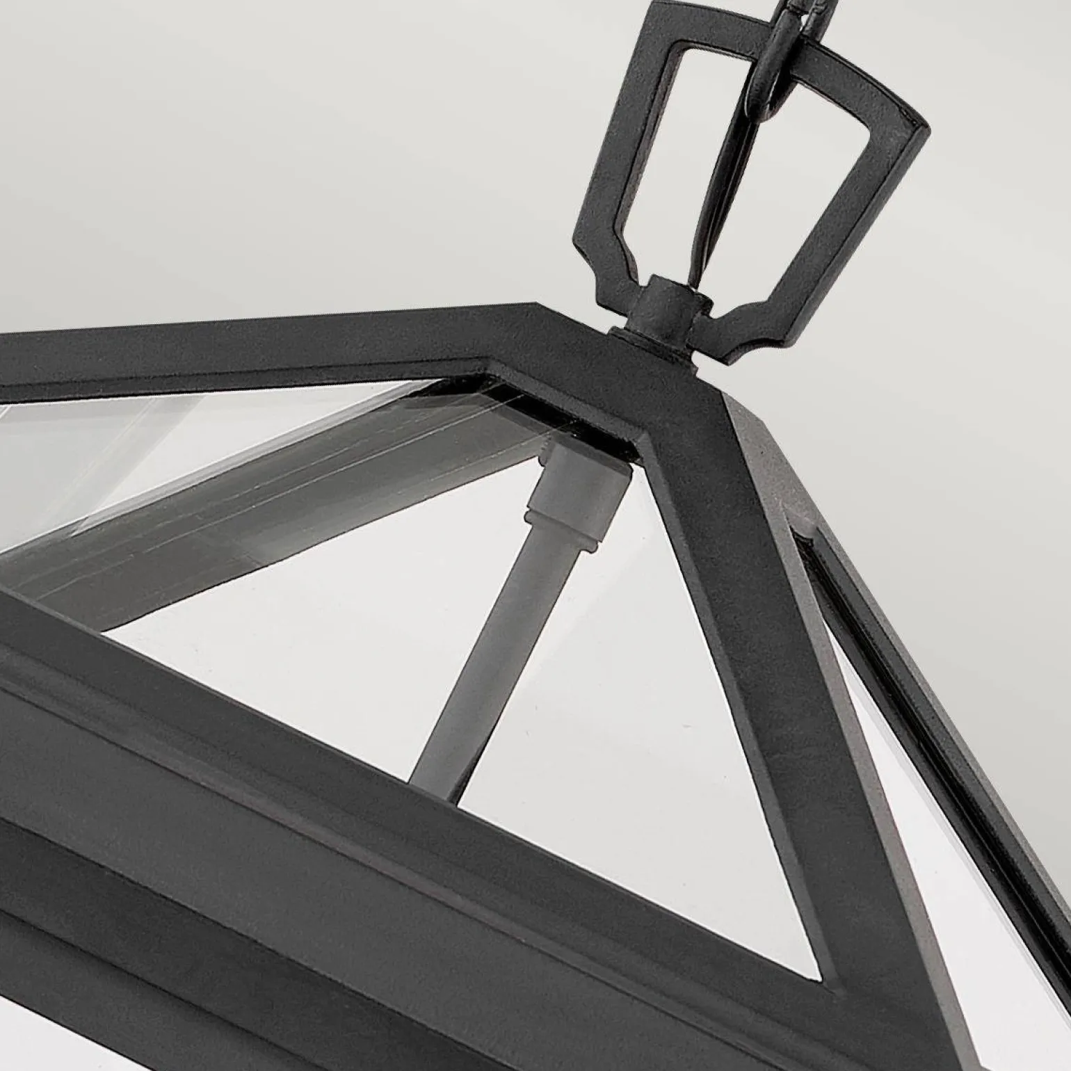 Duża latarnia wisząca Alford Place - 3 źródła światła - Czarna (QN-ALFORD-PLACE8-L-MB) - Quintiesse