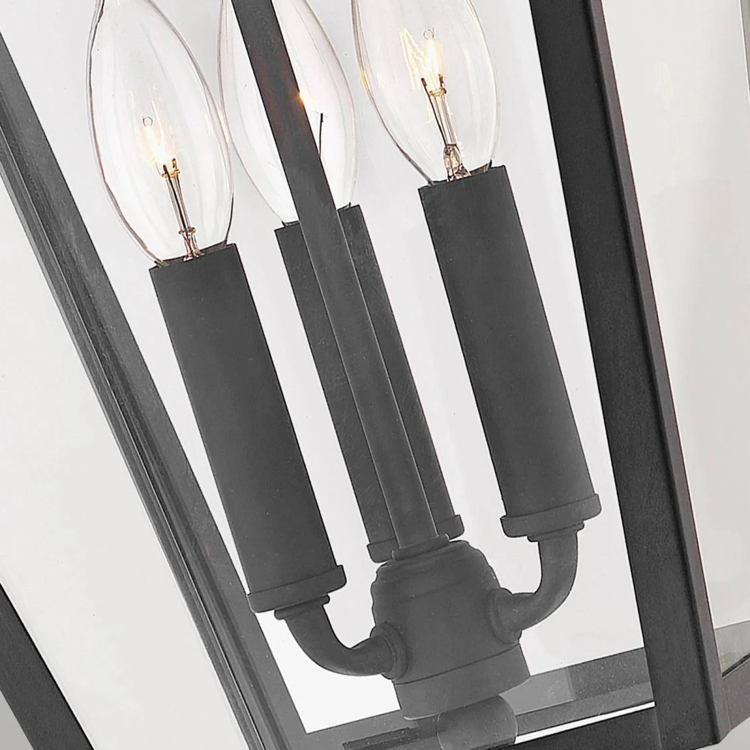 Duża latarnia wisząca Alford Place - 3 źródła światła - Czarna (QN-ALFORD-PLACE8-L-MB) - Quintiesse