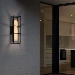 Duży kinkiet Blakley z alabastrowym kloszem Matowa czerń (QN-BLAKLEY-L-BK) - Quintiesse