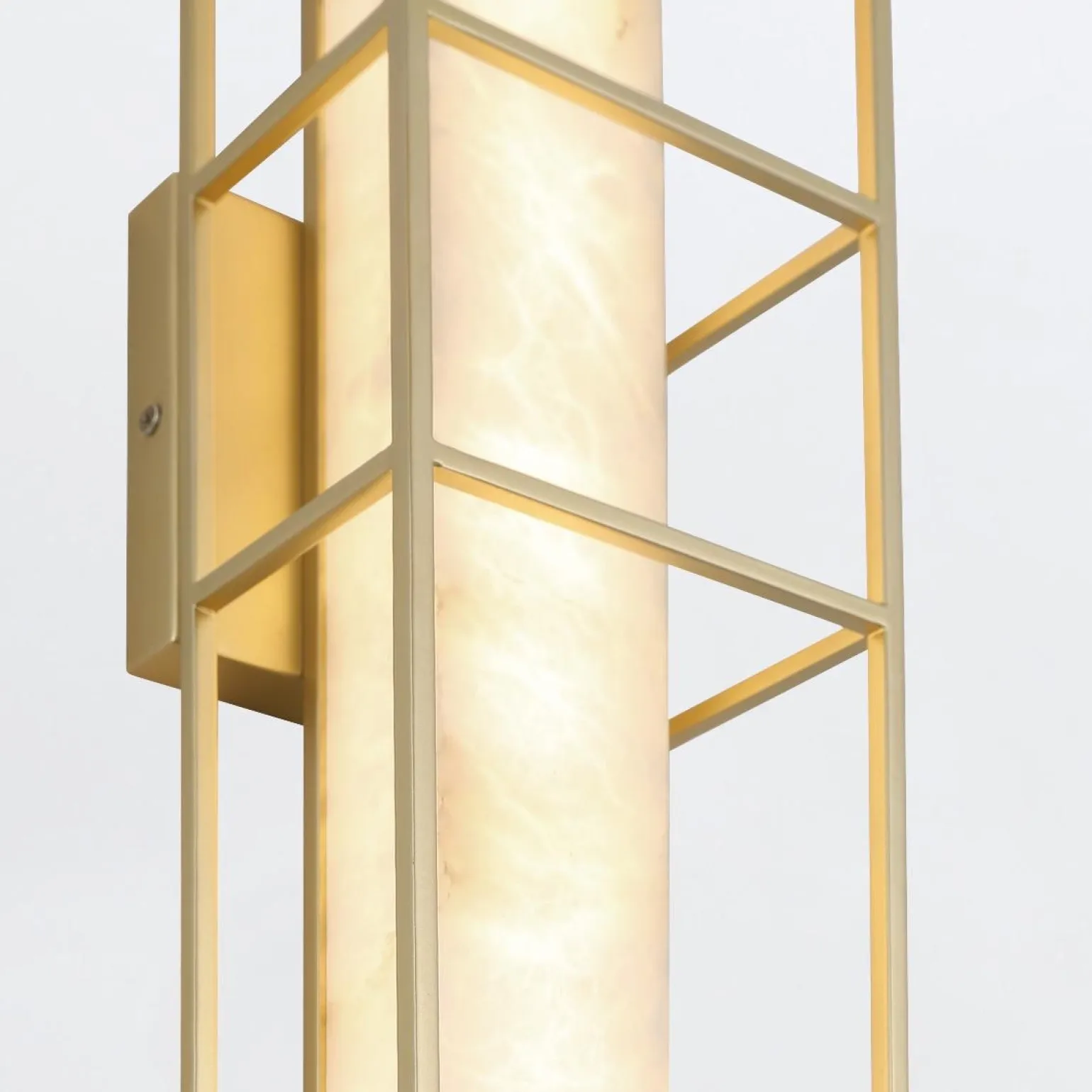 Duży kinkiet do przedpokoju Blakley z alabastrowym kloszem Szczotkowane złoto (QN-BLAKLEY-L-BG) - Quintiesse