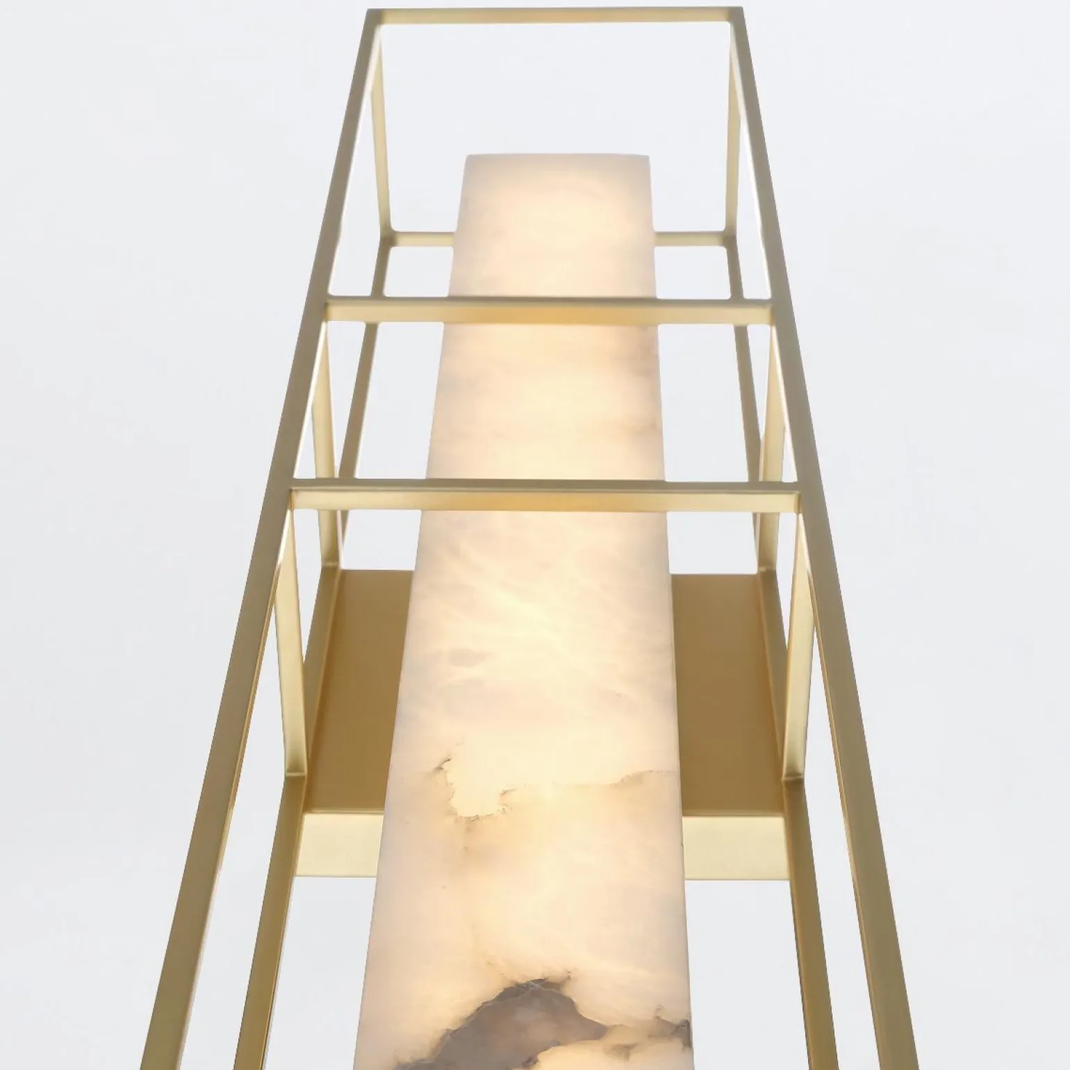 Duży kinkiet do przedpokoju Blakley z alabastrowym kloszem Szczotkowane złoto (QN-BLAKLEY-L-BG) - Quintiesse