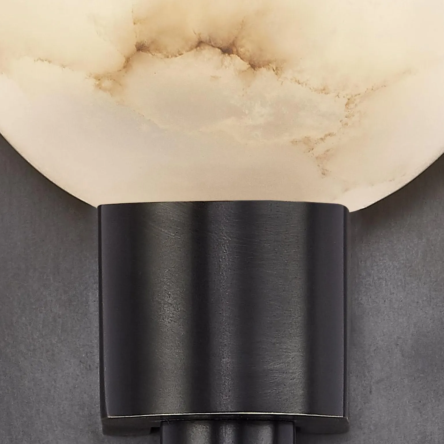 Kinkiet z alabastrowym kloszem Lucian Miejski brąz (QN-LUCIAN1-UBZ-AR) - Quintiesse