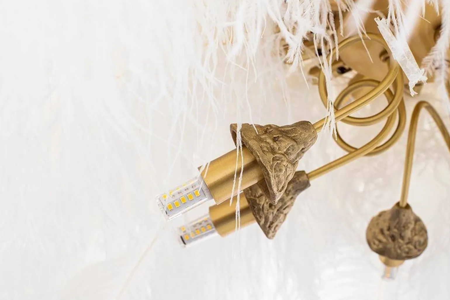 Lampa wisząca TIFFANY 135 biała mosiądz / naturalne pióra (JD0019.WHITE) - King Home