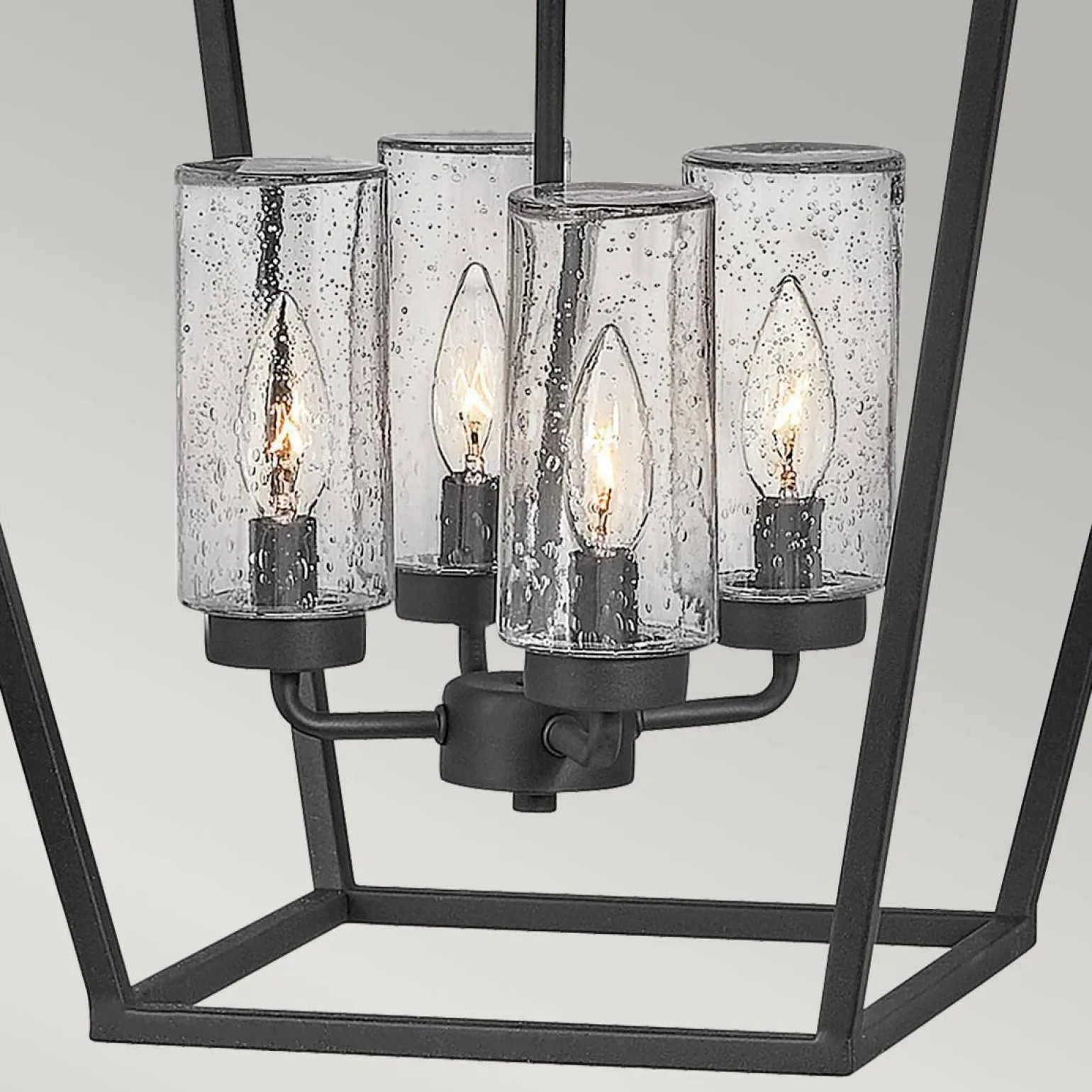 Latarnia wisząca Alford Place - 4 źródła światła - Czarna (QN-ALFORD-PLACE-4P-MB) - Quintiesse