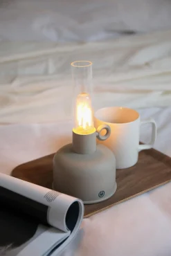 Przenośna ładowana lampa zewnętrzna ASTRID Rechargeable Table Greige B/O (108921) Markslojd