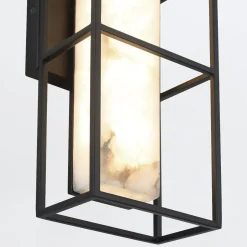 Średni kinkiet Blakley z alabastrowym kloszem Matowa czerń (QN-BLAKLEY-M-BK) - Quintiesse