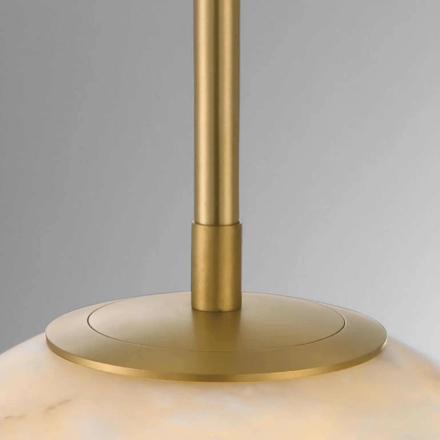 Średnia lampa wisząca Kepler - 1 źródło światła - Szczotkowane złoto (QN-KEPLER-1P-M-BG) - Quintiesse